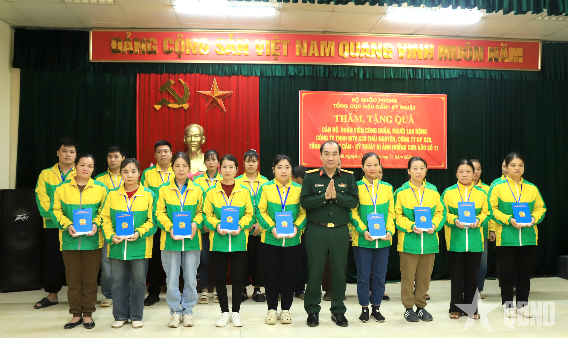 Trao hỗ trợ đoàn viên công đoàn Công ty TNHH MTV X20 Thái Nguyên bị ảnh hưởng bởi cơn bão số 11

​