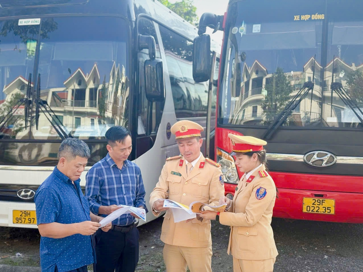 Hà Nội: Tuyên truyền, ký cam kết bảo đảm an toàn giao thông đối với doanh nghiệp vận tải hành khách