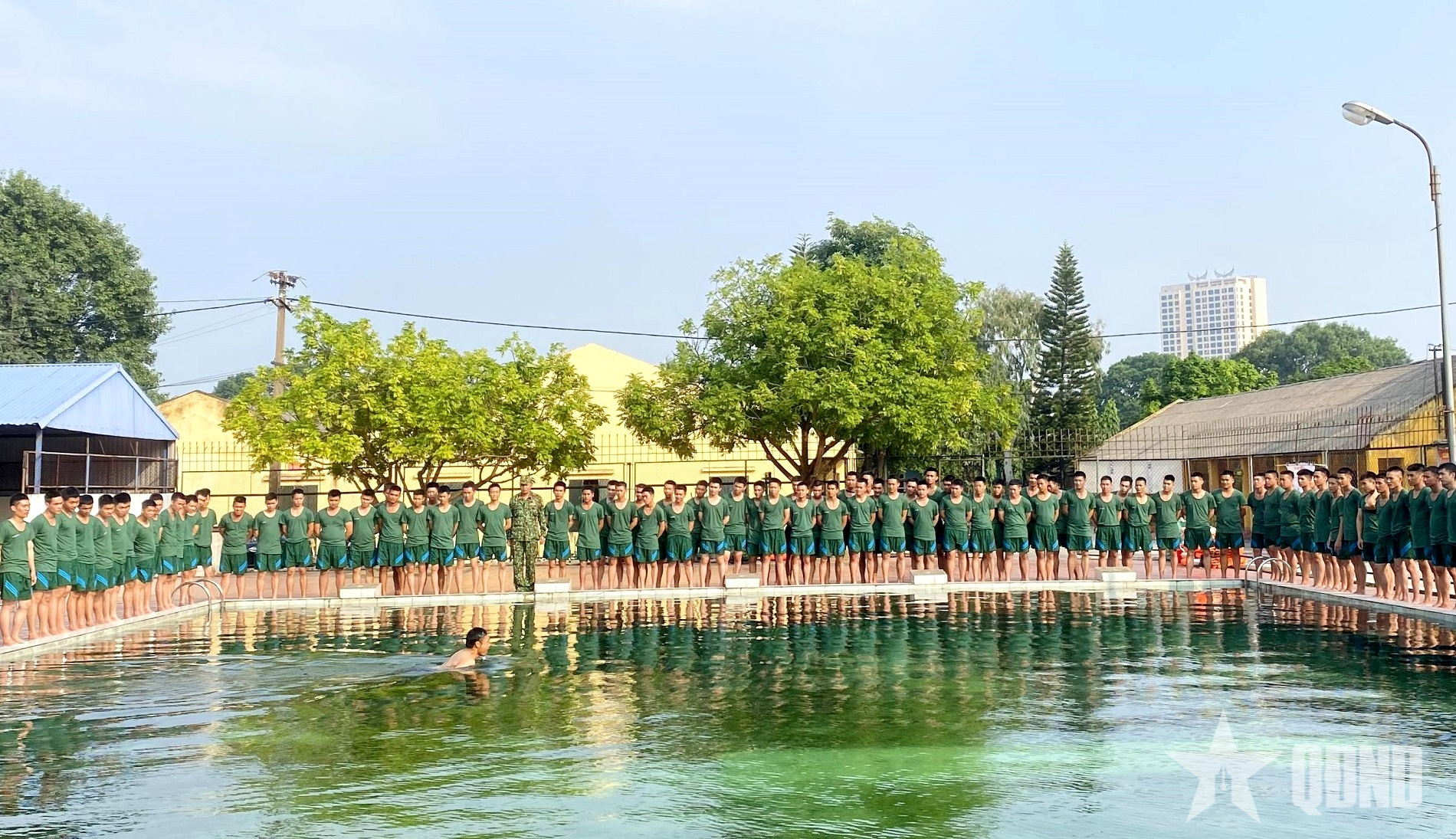 Trường Sĩ quan Chính trị: Huấn luyện kỹ năng bơi, nâng cao thể lực học viên