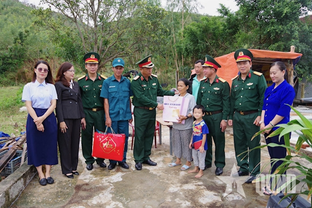 Quân khu 5 hỗ trợ bà con bị thiệt hại do bão số 13 tại Đắk Lắk