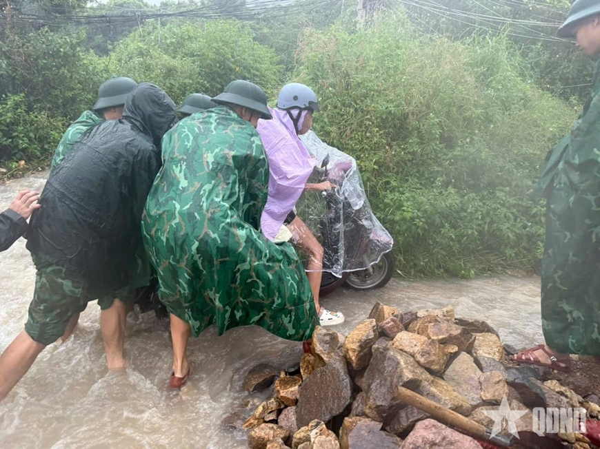 Bộ đội Biên phòng Khánh Hòa khẩn trương di dời dân do mưa lớn