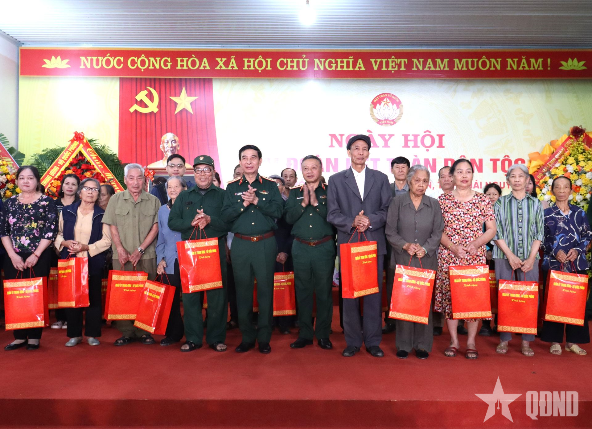 Đại tướng Phan Văn Giang: Góp sức xây dựng khu phố Mỏ Đá ngày càng giàu đẹp