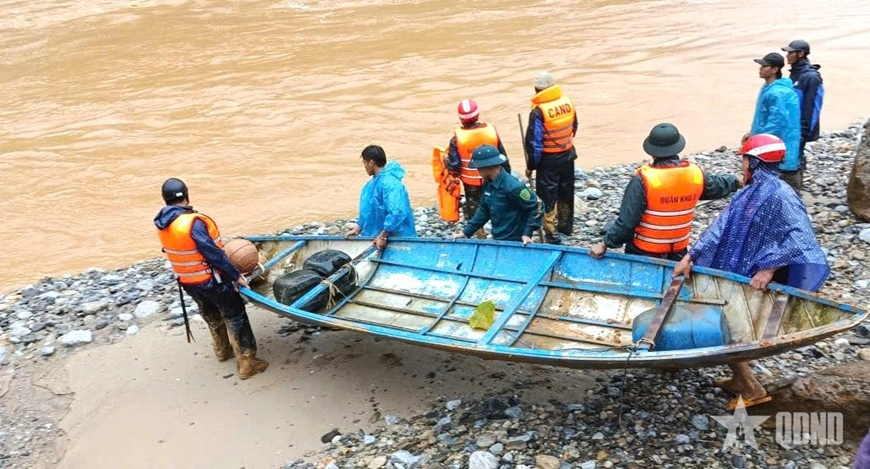 Ban Chỉ huy PTKV 2 - Thạnh Mỹ (Đà Nẵng) cứu sống 2 người dân giữa dòng nước xiết