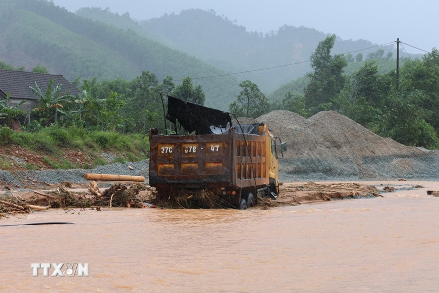 Huế: Mưa lớn khiến nhiều tuyến đường vùng núi bị ngập và sạt lở