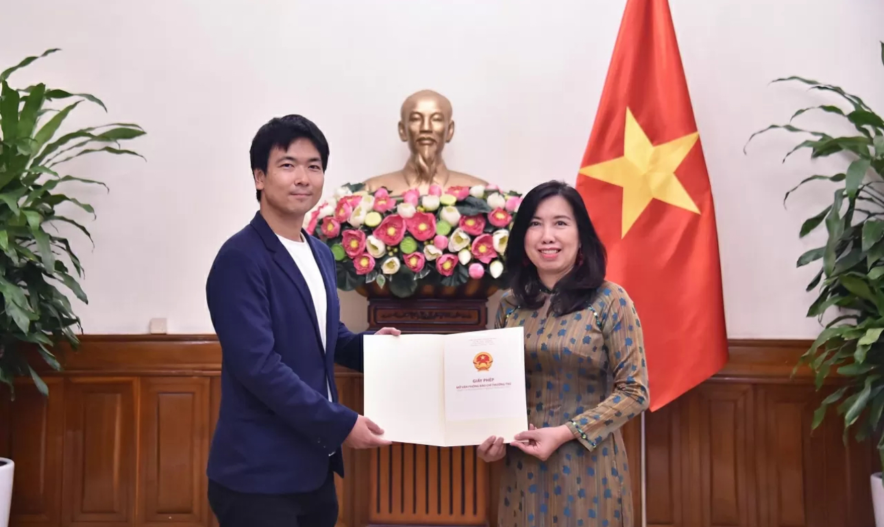 Trao giấy phép mở lại Văn phòng thường trú của Hãng truyền hình Nihon Denpa News, Nhật Bản, tại Việt Nam 