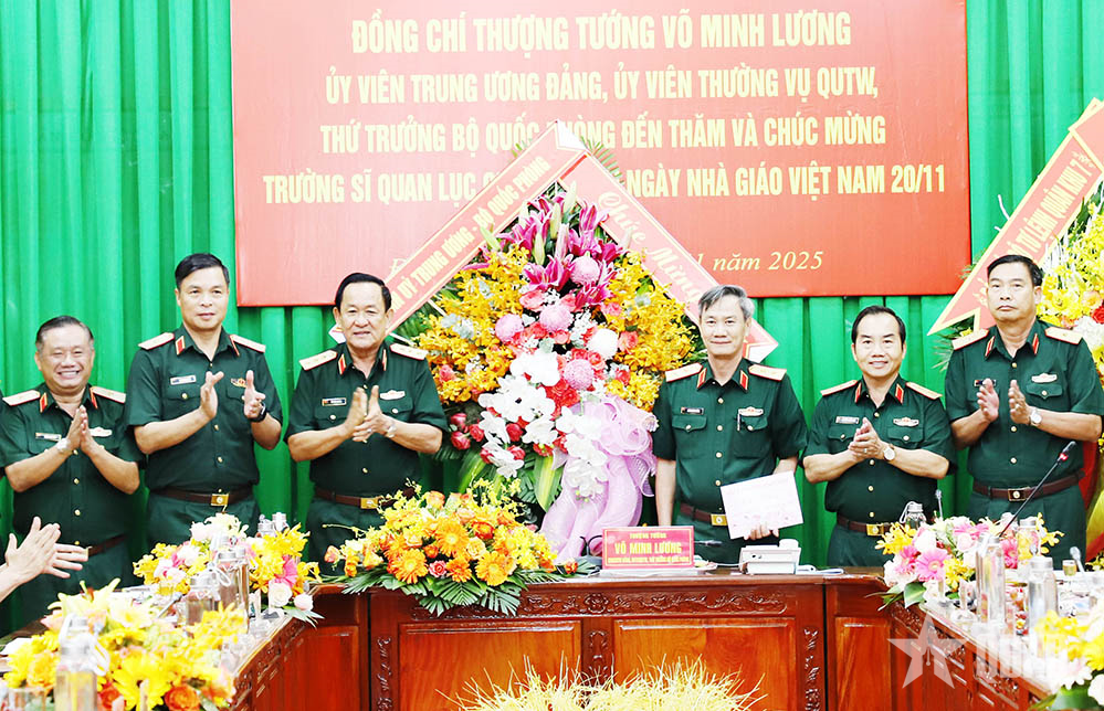 Thượng tướng Võ Minh Lương thăm, chúc mừng Trường Sĩ quan Lục quân 2