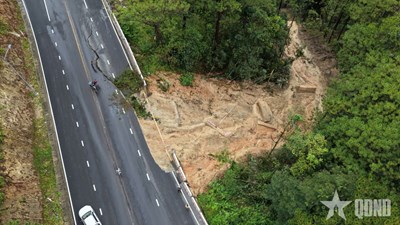 View - 	Lâm Đồng cấm lưu thông qua đèo Prenn do sạt lở nặng