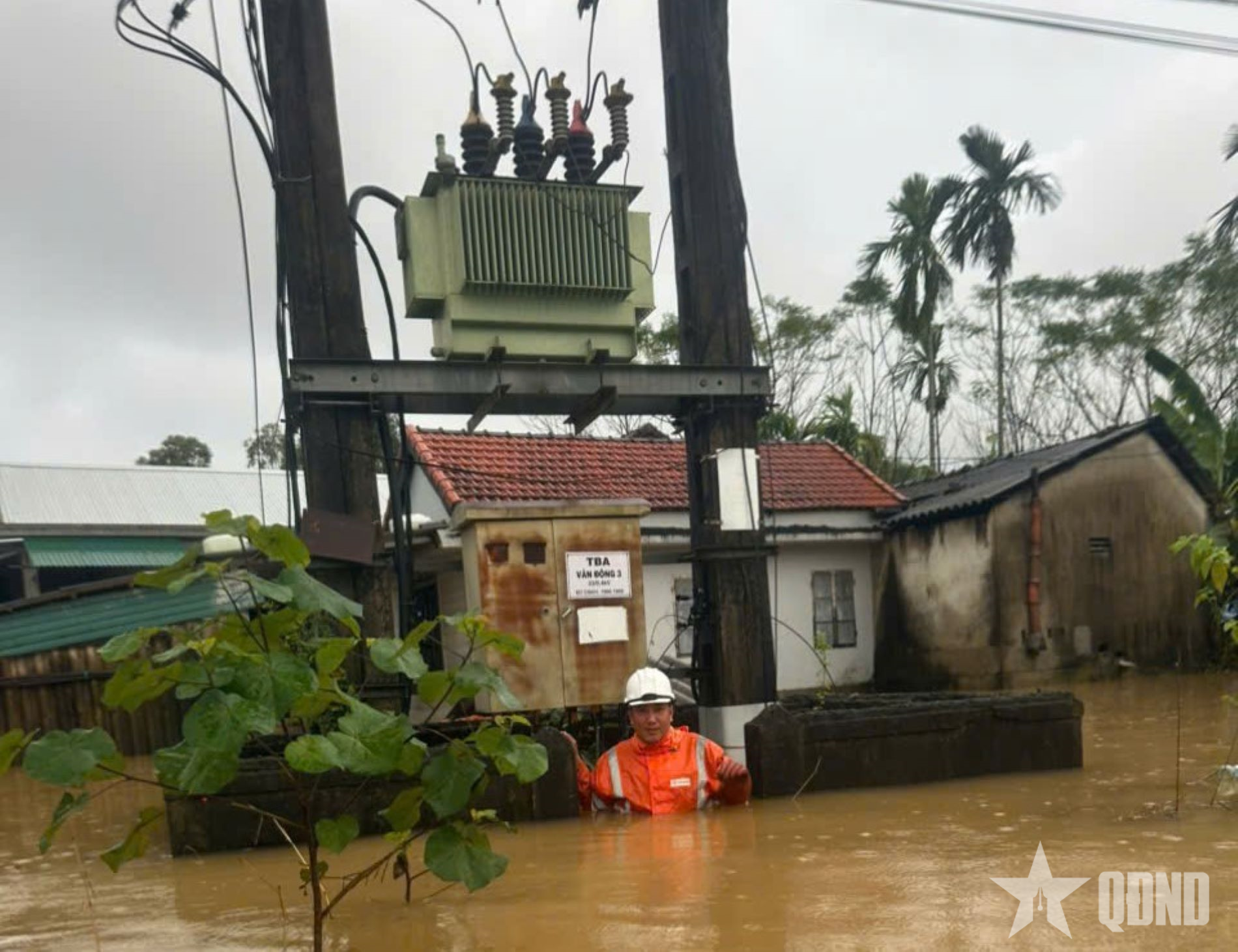 Miền Trung tái ngập lụt, cắt điện 31.000 hộ dân, khách hàng để bảo đảm an toàn