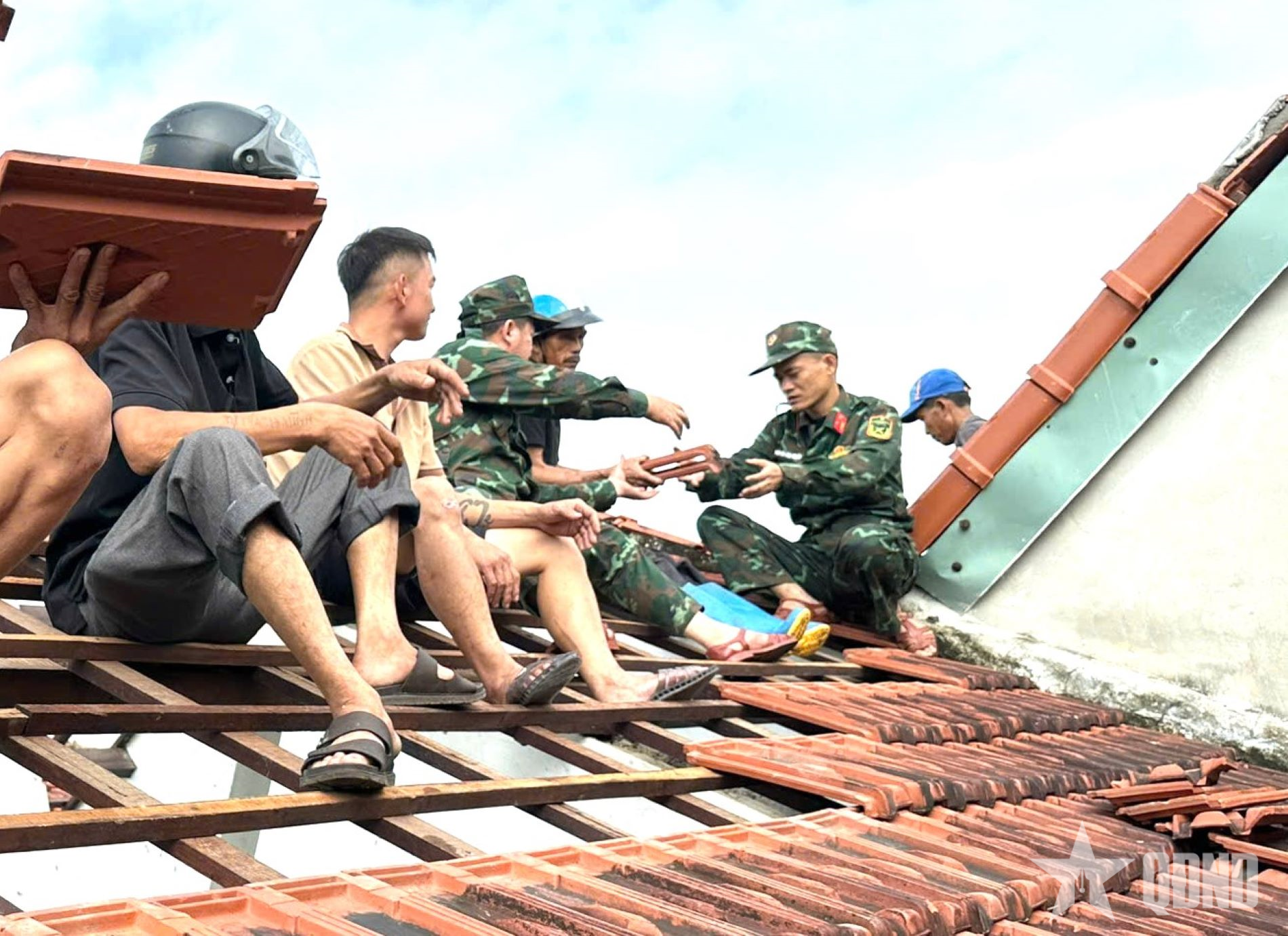 Các đơn vị thuộc Bộ CHQS TP Đà Nẵng giúp dân khắc phục hậu quả lốc xoáy