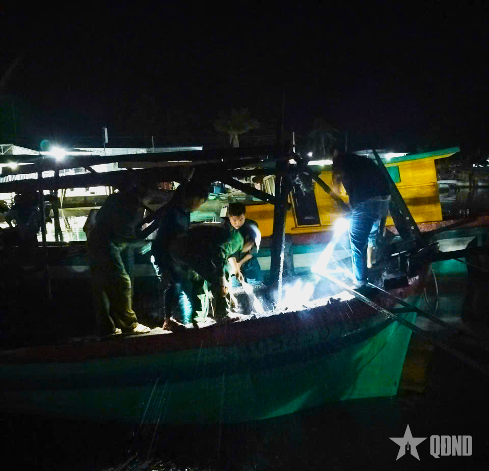 Cà Mau: Đồn Biên phòng Sông Đốc hỗ trợ người dân chữa cháy tàu cá