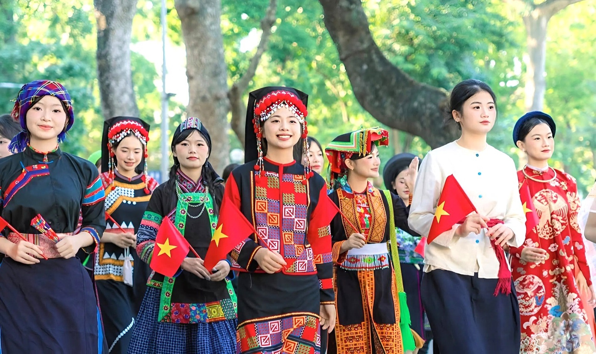 Sắc phục nghìn năm hội tụ tại Bách hoa bộ hành