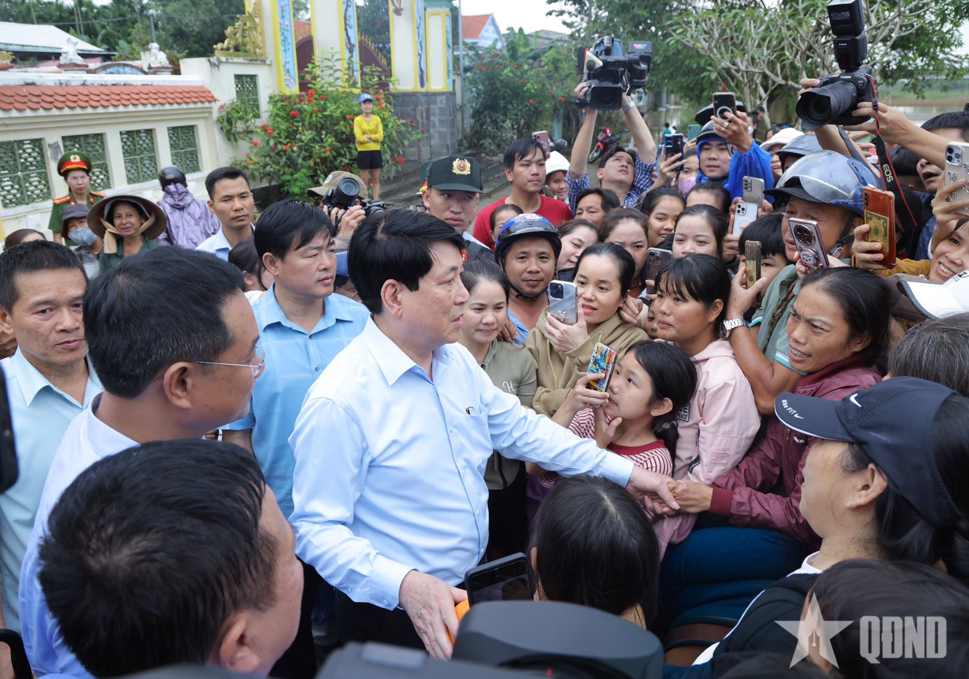 Chủ tịch nước Lương Cường thăm hỏi bà con vùng lũ xã Gò Nổi, TP Đà Nẵng