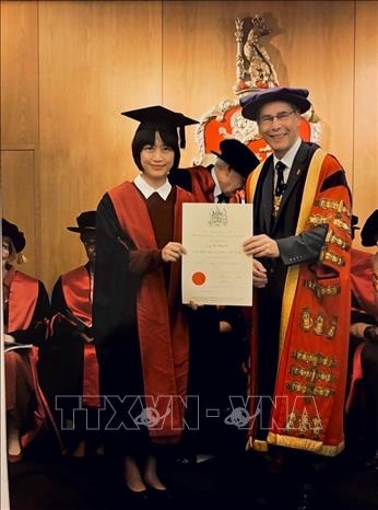 Hai bác sĩ Việt Nam nhận chứng chỉ thành viên của tổ chức ngoại khoa hàng đầu thế giới Hai bác sĩ Việt Nam nhận chứng chỉ thành viên của tổ chức ngoại khoa hàng đầu thế giới