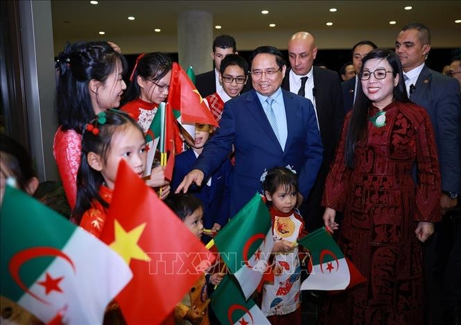 Thủ tướng Phạm Minh Chính và phu nhân gặp mặt cộng đồng người Việt Nam tại Algeria