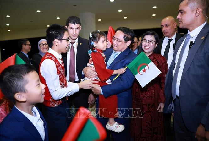 Thủ tướng Phạm Minh Chính và phu nhân gặp mặt cộng đồng người Việt Nam tại Algeria