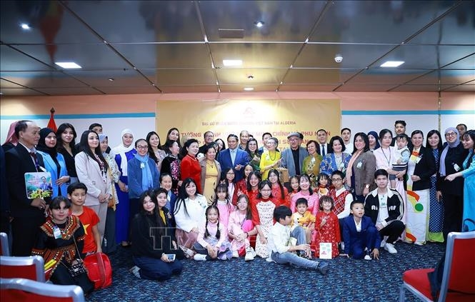 Thủ tướng Phạm Minh Chính và phu nhân gặp mặt cộng đồng người Việt Nam tại Algeria