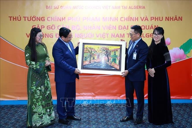 Thủ tướng Phạm Minh Chính và phu nhân gặp mặt cộng đồng người Việt Nam tại Algeria
