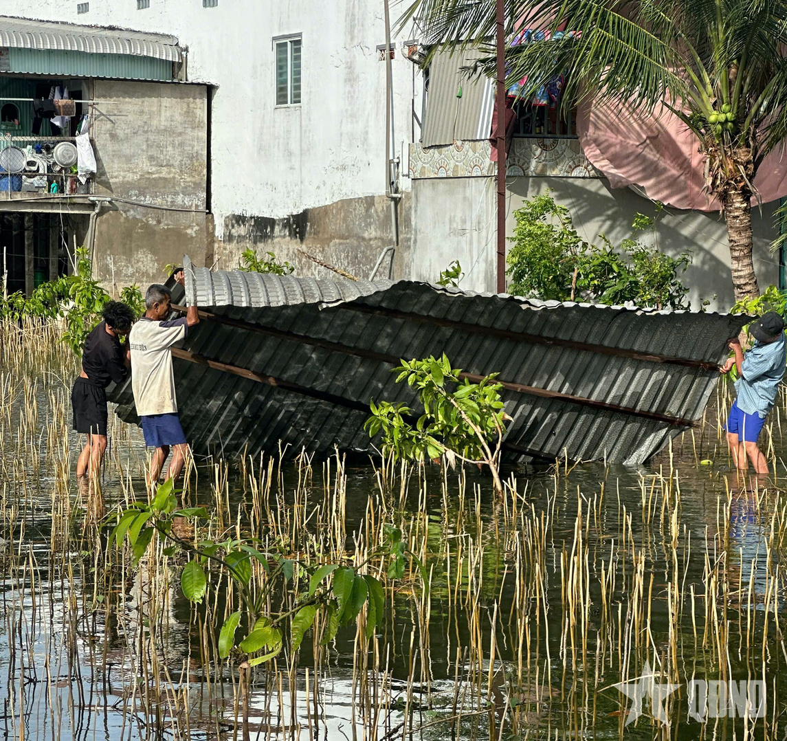 An Giang: Dân quân xã Khánh Bình hỗ trợ người dân khắc phục hậu quả do mưa dông
