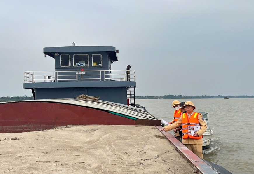 Hà Nội: Cảnh sát giao thông đường thủy ra quân xử lý 4 nhóm hành vi vi phạm