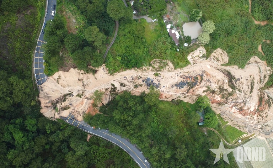 Közeli kép a Mimosa-hágóról súlyos földcsuszamlással