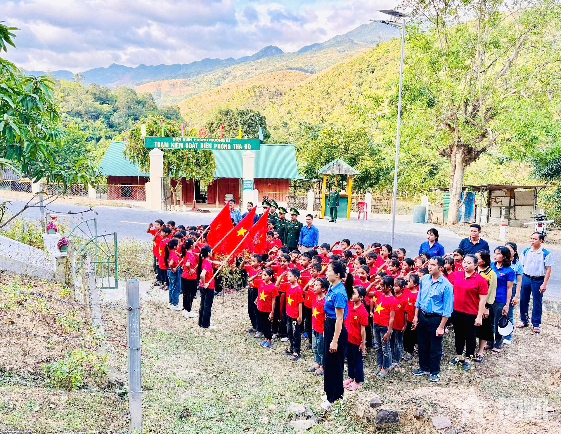 Những giáo viên bám bản, “gieo chữ” nơi vùng lũ

