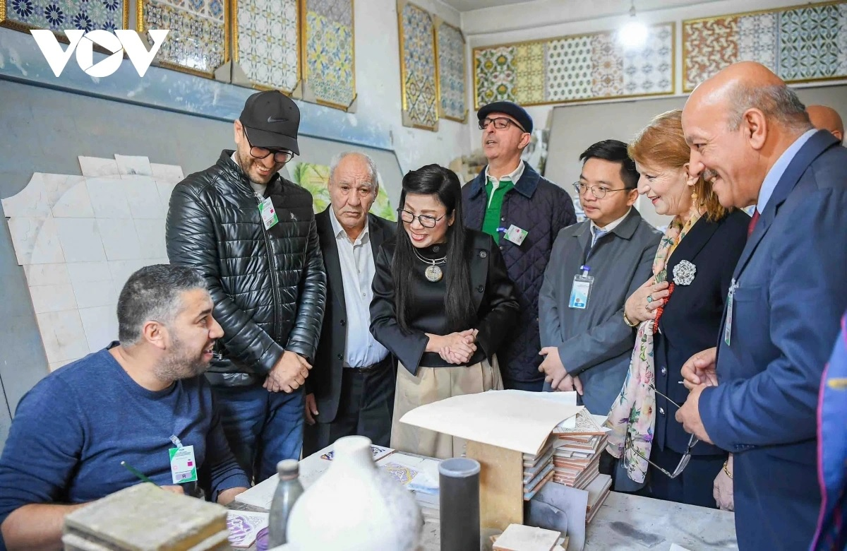 Phu nhân Thủ tướng Phạm Minh Chính thăm và tặng quà cho các em nhỏ có hoàn cảnh đặc biệt tại Algeria