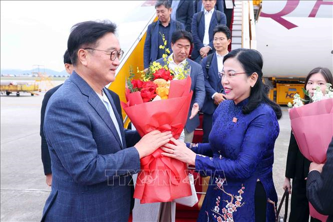 Chủ tịch Quốc hội Hàn Quốc đến Hà Nội, bắt đầu thăm chính thức Việt Nam
