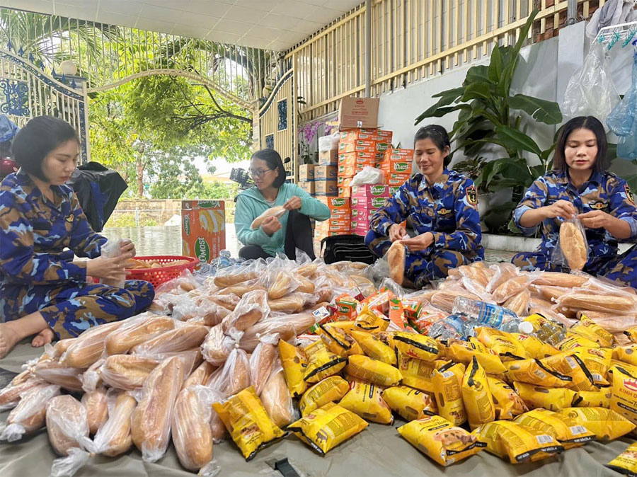 Bộ đội Hải quân dốc sức cùng nhân dân vượt lũ