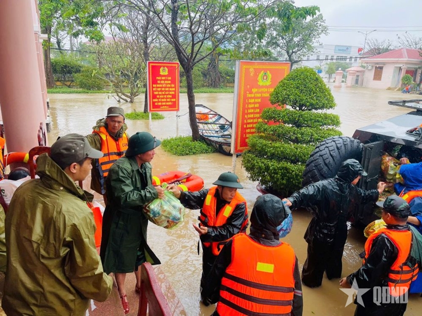 Quân khu 5 điều động xe thiết giáp tiếp tế khẩn cấp cho bà con vùng lũ Đắk Lắk
