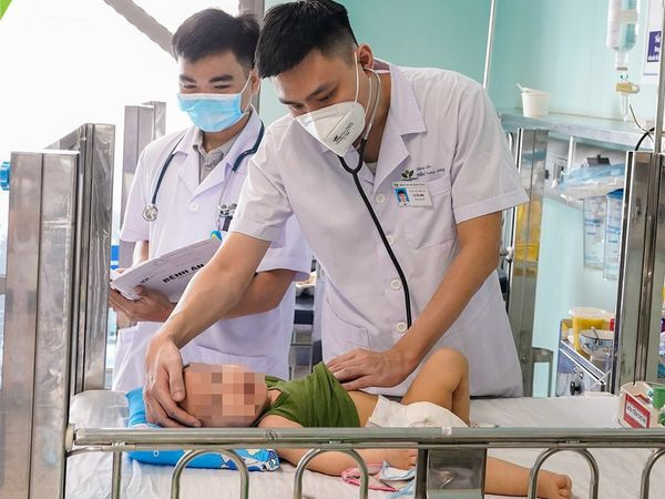 Bác sĩ của bạn: Cách xử lý khi trẻ uống nhầm dầu thắp đèn