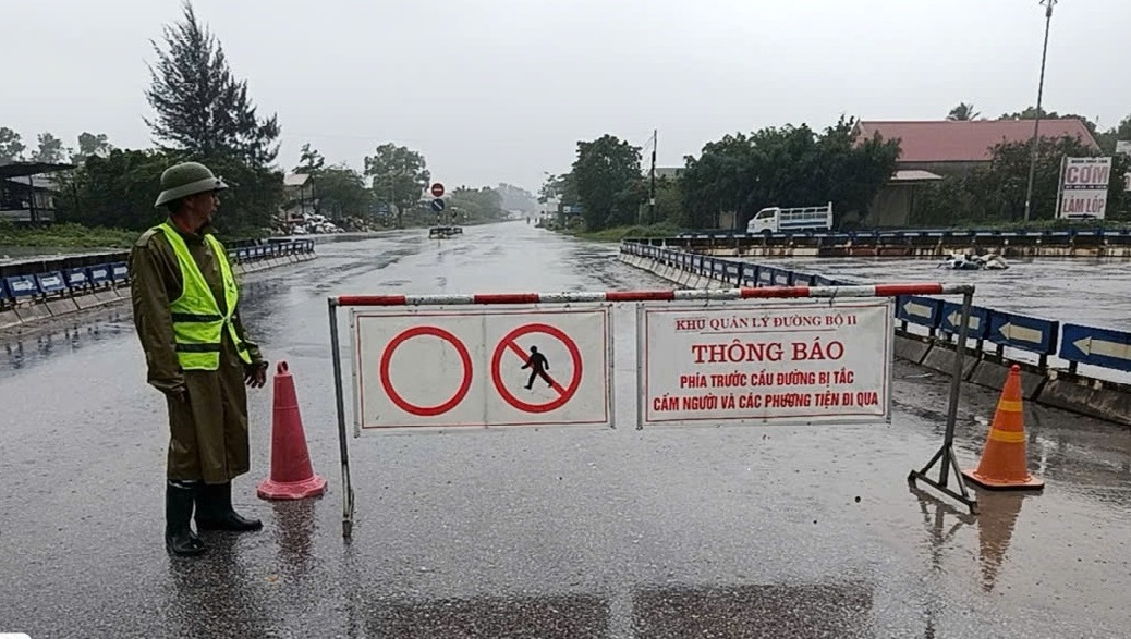 Phân luồng từ xa qua các điểm ngập sâu, ách tắc giao thông trên Quốc lộ 1