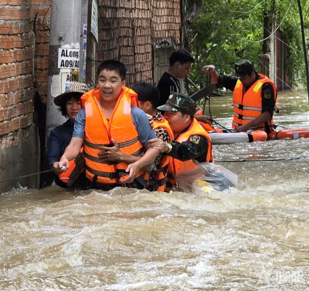 Tình quân dân trong dòng lũ dữ