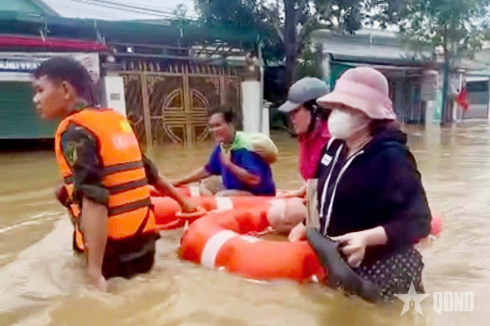 Lữ đoàn 25 hỗ trợ đưa người và tài sản của nhân dân khỏi nơi ngập úng