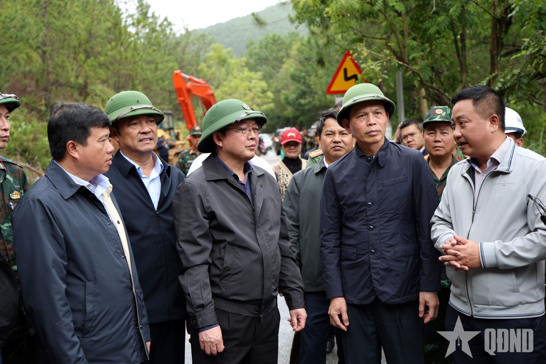 Ưu tiên hỗ trợ dân sinh vùng lũ, khẩn trương nối lại các tuyến giao thông huyết mạch