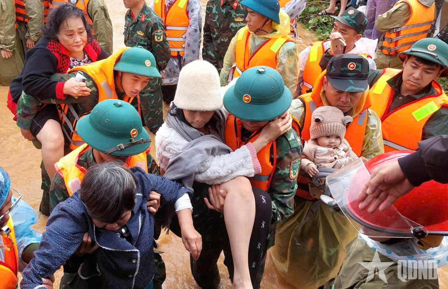 Trung đoàn 994B (Bộ CHQS tỉnh Lâm Đồng) nỗ lực hỗ trợ người dân trong lũ lụt