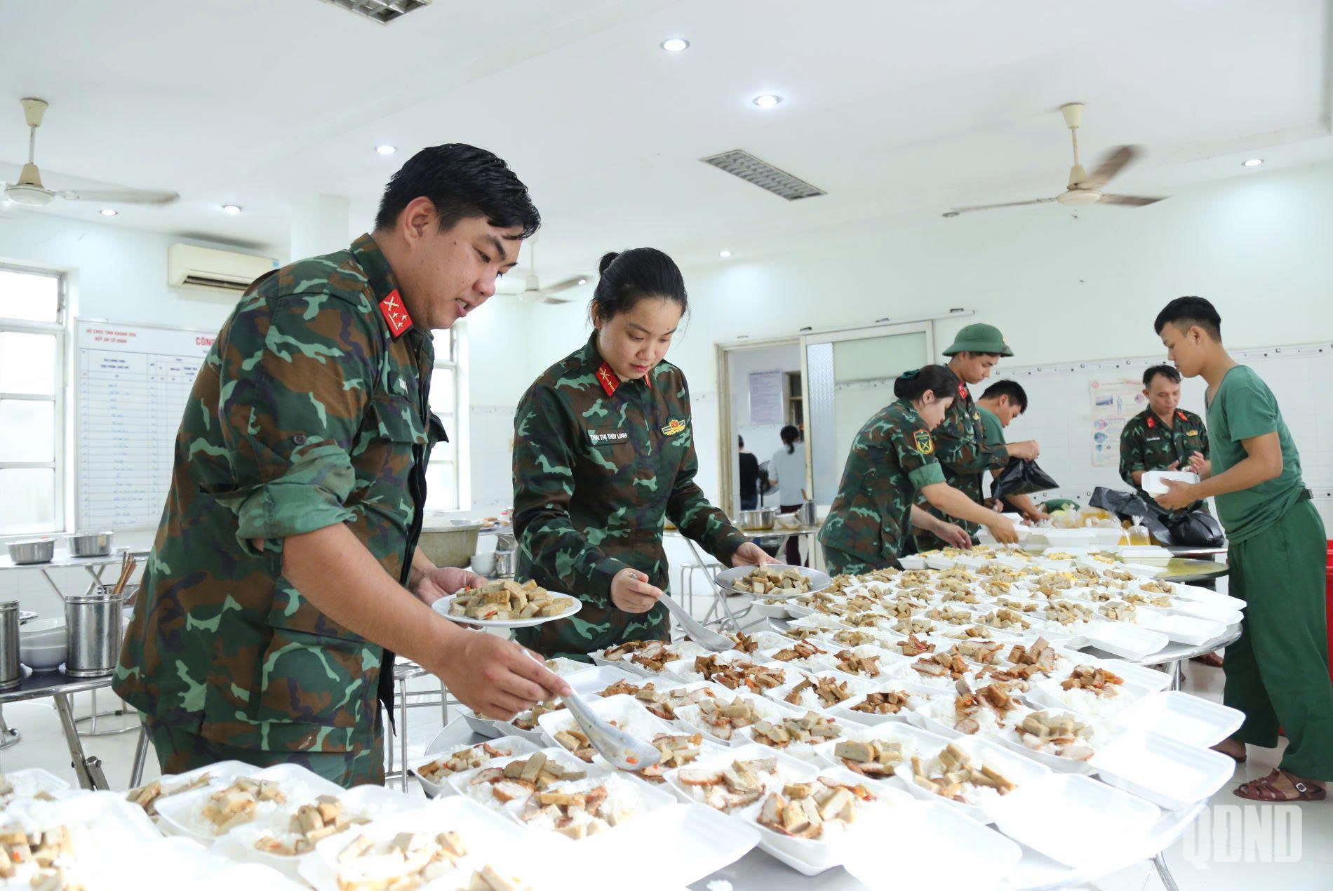 Những bát cơm tình nghĩa nơi vùng lũ