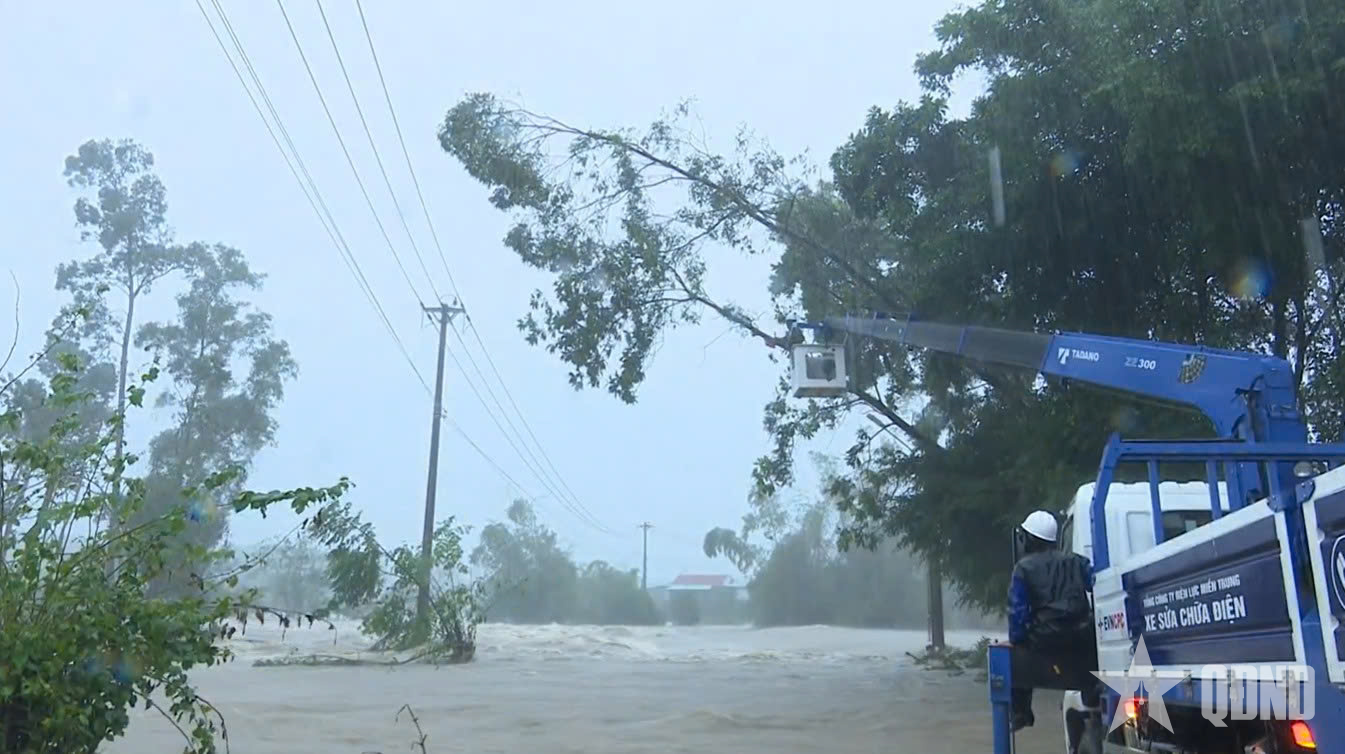 Điện lực miền Trung khôi phục cấp điện cho hơn 664.000 khách hàng vùng lũ