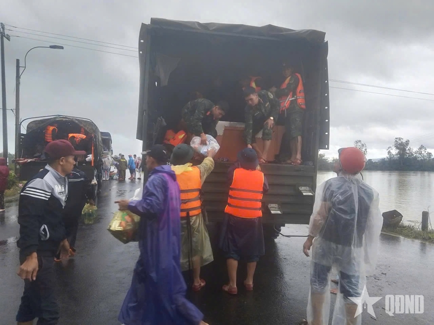 Bộ đội dầm mưa cứu hộ bà con vùng lũ Đắk Lắk