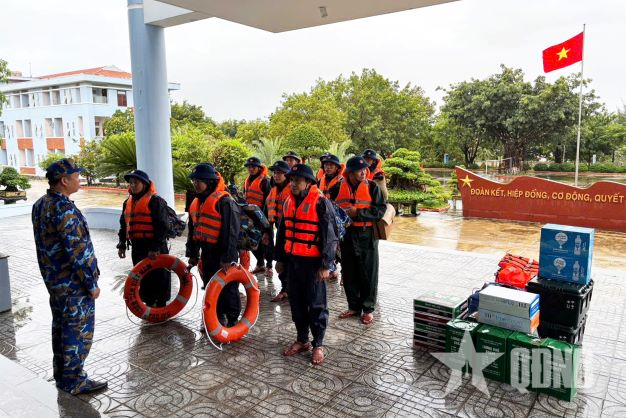 Khánh Hòa: Lữ đoàn 162 tăng cường lực lượng cứu giúp nhân dân vùng lũ lụt

