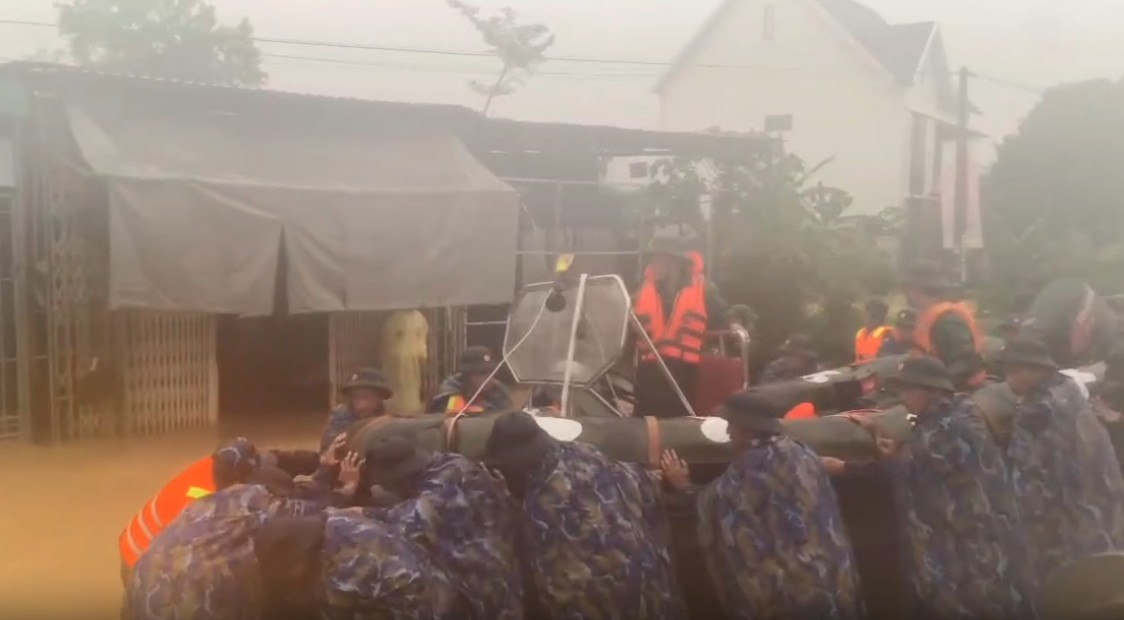 Vùng 4 Hải quân đồng hành cùng nhân dân vượt lũ