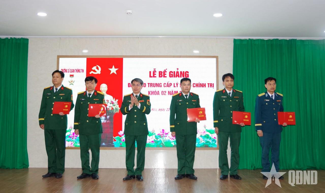 Trường Sĩ quan Thông tin bế giảng cho học viên đào tạo Trung cấp lý luận chính trị khóa 2