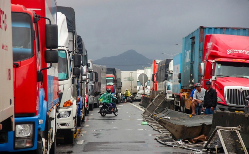 Quốc lộ 1 kẹt xe hàng chục ki-lô-mét, giao thông tê liệt