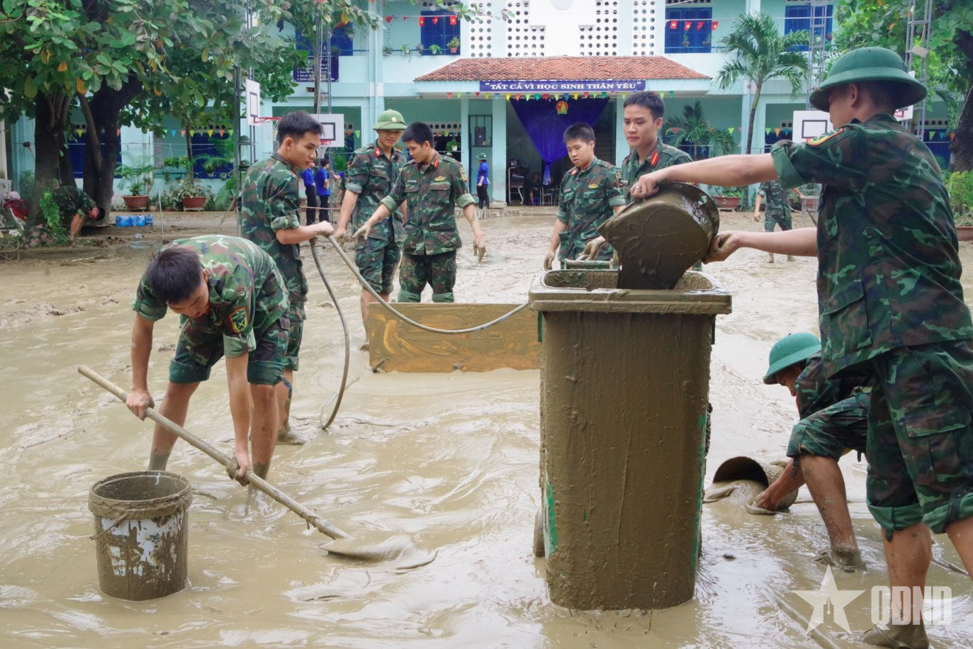 Trường Sĩ quan Thông tin giúp địa phương khắc phục hậu quả sau mưa lũ