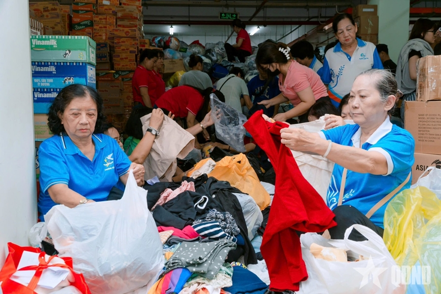 TP Hồ Chí Minh: Hàng chục nghìn người dân ủng hộ hàng hóa, nhu yếu phẩm gửi đồng bào vùng lũ miền Trung