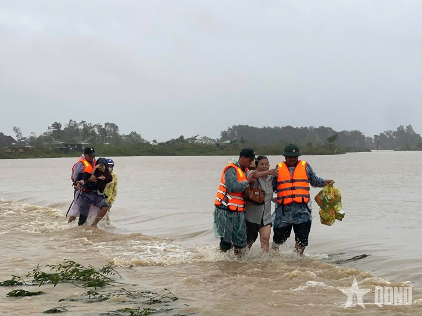 Bản tin thời sự tổng hợp tuần: Bộ đội sát cánh cùng nhân dân miền Trung vượt qua mưa lũ
