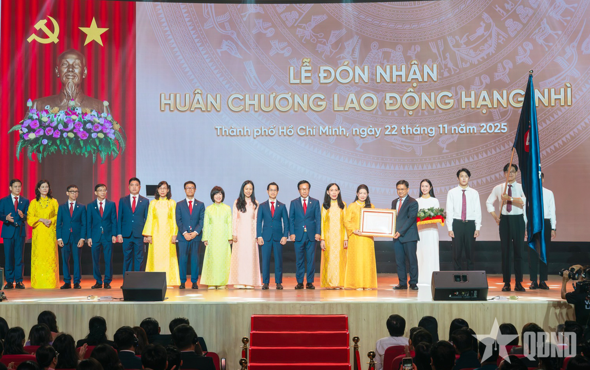 Trường Đại học Văn Lang đón nhận Huân chương Lao động hạng Nhì 