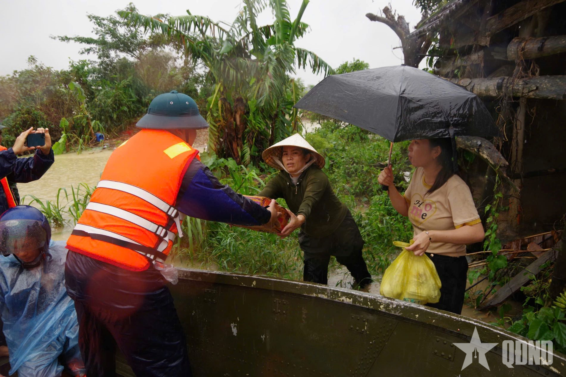 Sư đoàn 2 (Quân khu 5) hỗ trợ 1,6 tấn rau xanh và tiếp tế hàng nghìn tấn hàng đến bà con vùng lũ