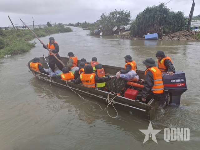 Quân đội tăng cường hỗ trợ nhân dân xã Hòa Thịnh và nhiều địa phương của tỉnh Đắk Lắk