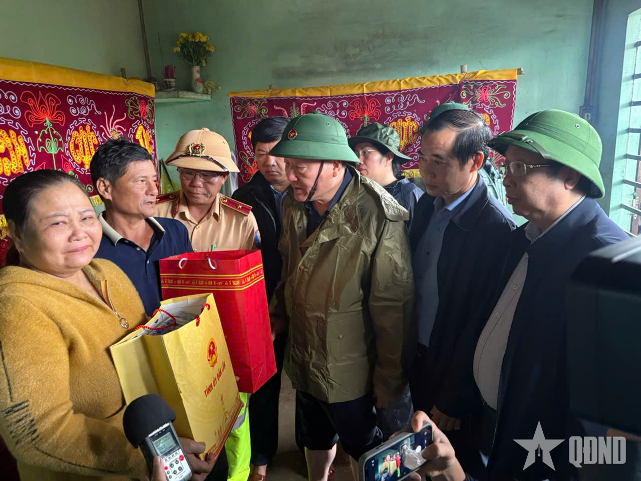 Phó thủ tướng Thường trực Nguyễn Hòa Bình thăm hỏi, tặng quà người dân vùng lũ Đắk Lắk