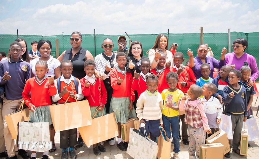 Phu nhân Thủ tướng Phạm Minh Chính thăm và tặng quà người dân khu dân cư Tsakane, Nam Phi